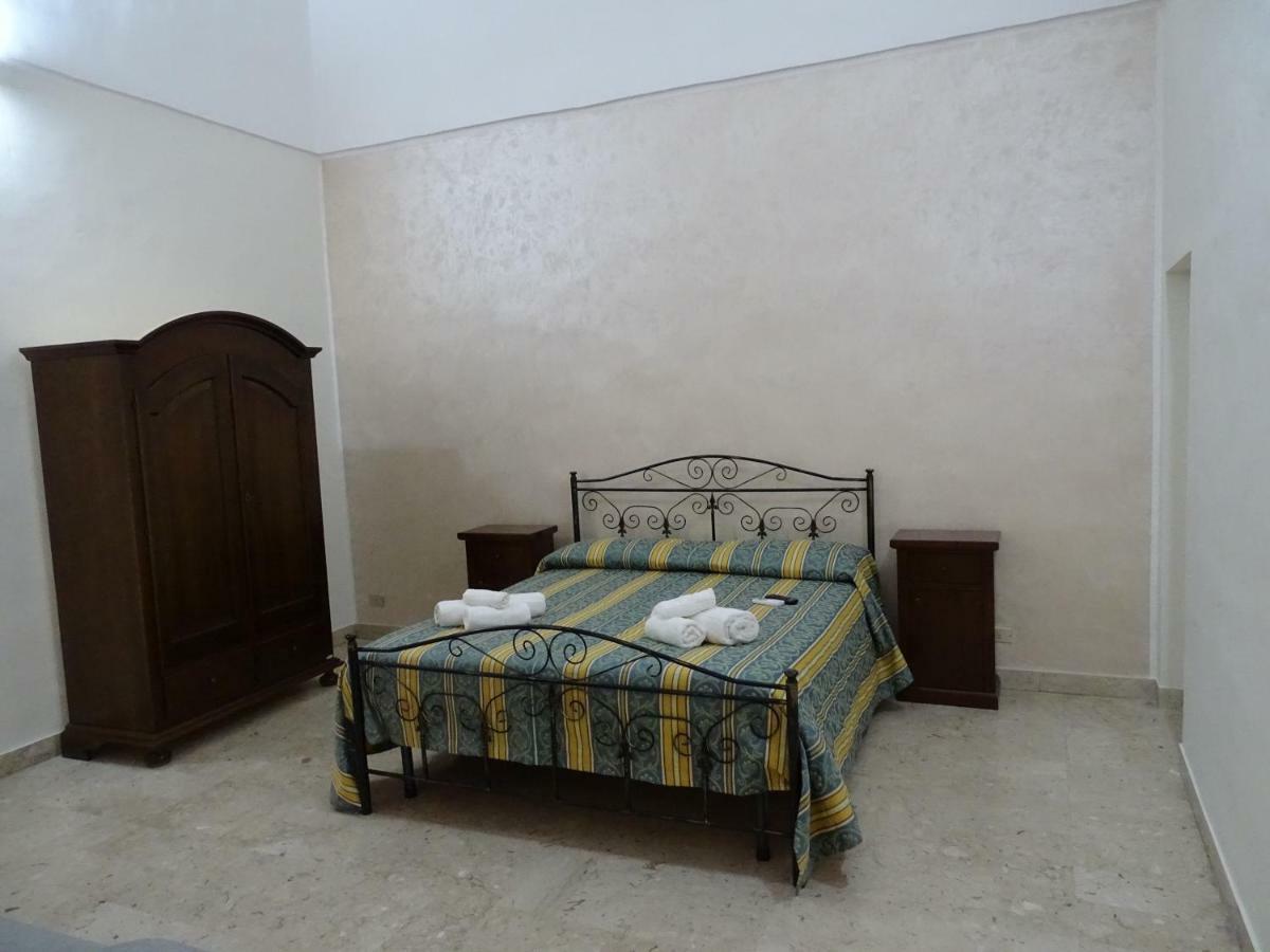 B&B New Antico Palazzo Парабита Экстерьер фото